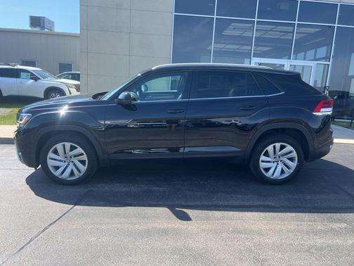 Deep Black Pearl 2022 Volkswagen Atlas Cross Sport 3.6L V6 SE w/Technology
