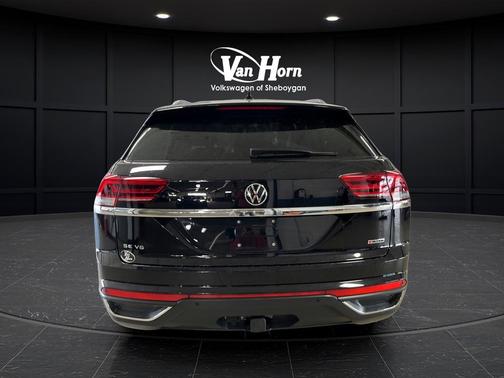 Deep Black Pearl 2022 Volkswagen Atlas Cross Sport 3.6L V6 SE w/Technology