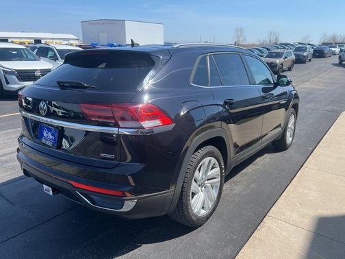 Deep Black Pearl 2022 Volkswagen Atlas Cross Sport 3.6L V6 SE w/Technology