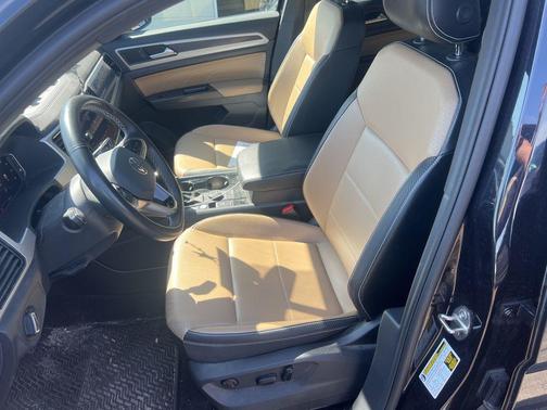 Deep Black Pearl 2022 Volkswagen Atlas Cross Sport 3.6L V6 SE w/Technology