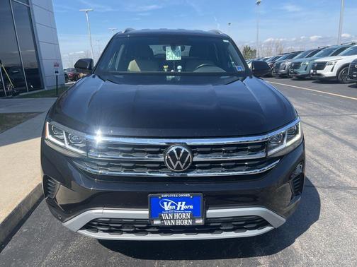 Deep Black Pearl 2022 Volkswagen Atlas Cross Sport 3.6L V6 SE w/Technology