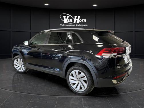 Deep Black Pearl 2022 Volkswagen Atlas Cross Sport 3.6L V6 SE w/Technology
