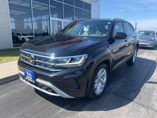 Deep Black Pearl 2022 Volkswagen Atlas Cross Sport 3.6L V6 SE w/Technology