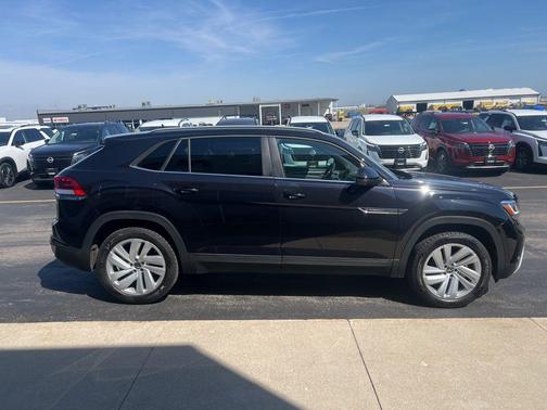 Deep Black Pearl 2022 Volkswagen Atlas Cross Sport 3.6L V6 SE w/Technology
