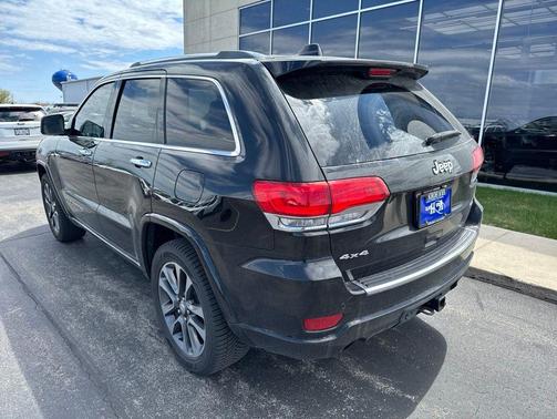 Diamond Black Crystal Pearlcoat 2018 Jeep Grand Cherokee Overland