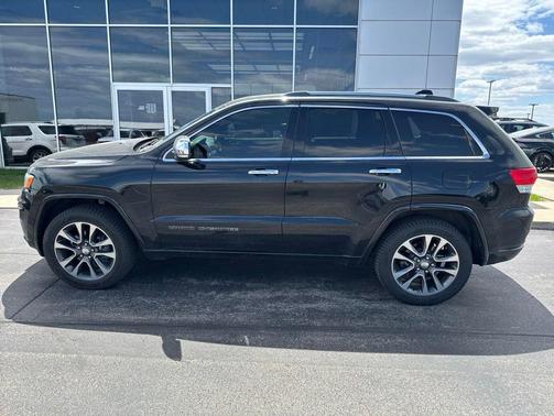 Diamond Black Crystal Pearlcoat 2018 Jeep Grand Cherokee Overland