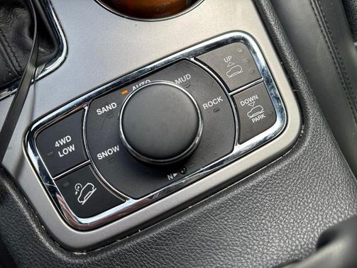 Diamond Black Crystal Pearlcoat 2018 Jeep Grand Cherokee Overland