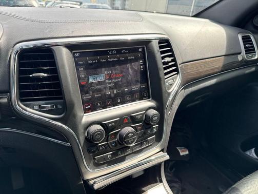 Diamond Black Crystal Pearlcoat 2018 Jeep Grand Cherokee Overland