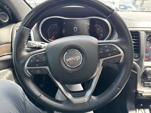 Diamond Black Crystal Pearlcoat 2018 Jeep Grand Cherokee Overland