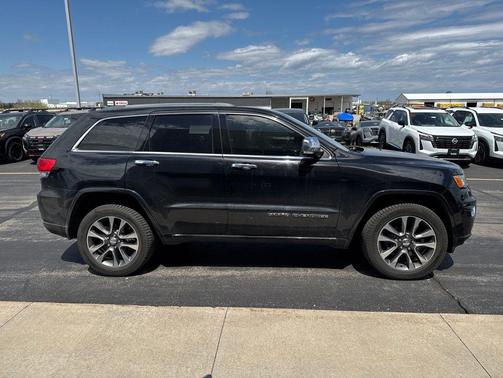 Diamond Black Crystal Pearlcoat 2018 Jeep Grand Cherokee Overland