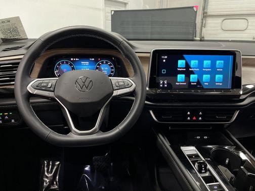 2025 Volkswagen Atlas 2.0T SE w/Technology 4MOTION