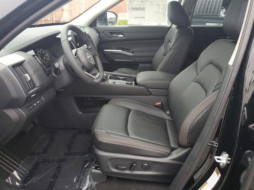 2025 Nissan Pathfinder SL 4WD