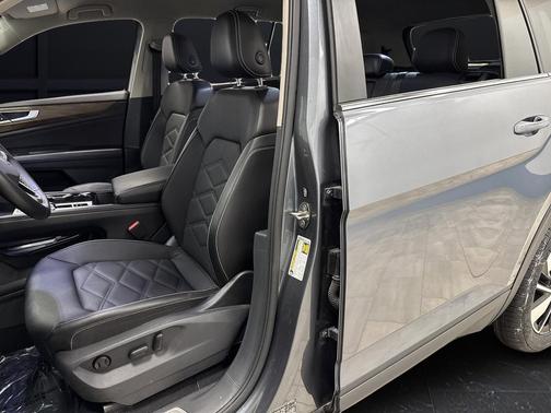 2025 Volkswagen Atlas 2.0T SE w/Technology 4MOTION