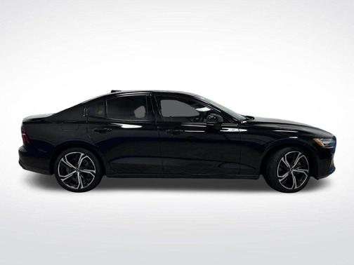 2024 Volvo S60 B5 Ultimate Dark Theme