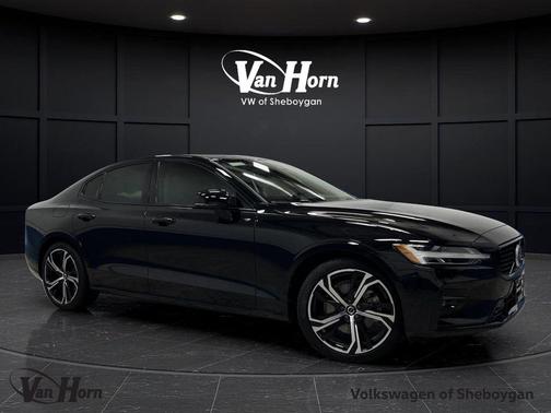 2024 Volvo S60 B5 Ultimate Dark Theme