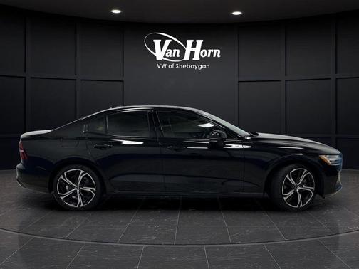 2024 Volvo S60 B5 Ultimate Dark Theme