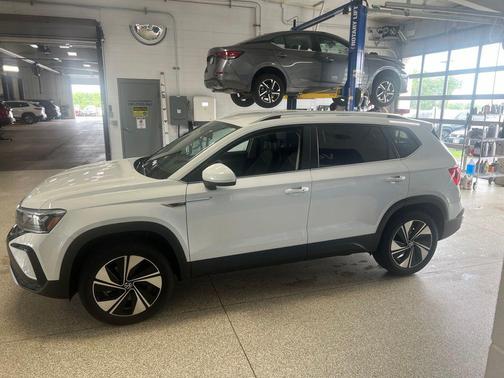 Pure White 2024 Volkswagen Taos 1.5T SE