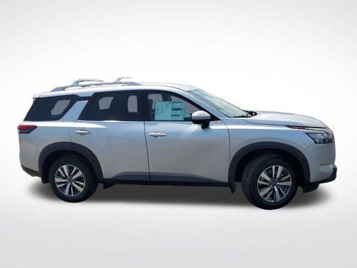2025 Nissan Pathfinder SL 4WD