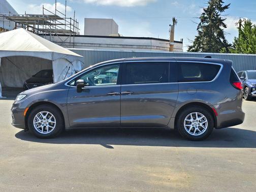 Crystal Metallic 2023 Chrysler Pacifica Touring L