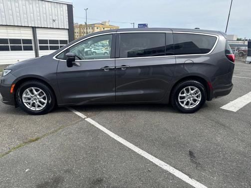 Crystal Metallic 2023 Chrysler Pacifica Touring L