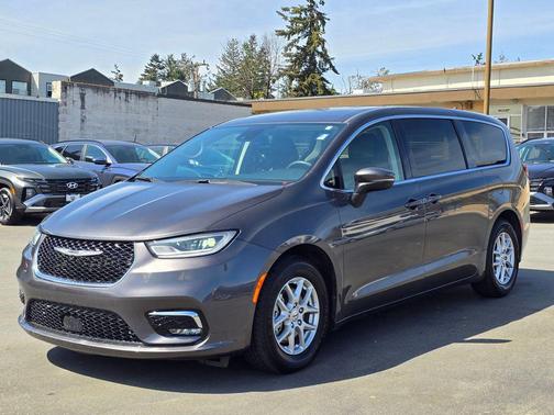 Crystal Metallic 2023 Chrysler Pacifica Touring L