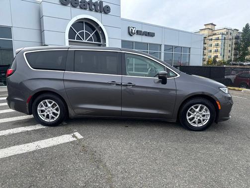 Crystal Metallic 2023 Chrysler Pacifica Touring L