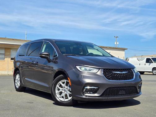 Crystal Metallic 2023 Chrysler Pacifica Touring L