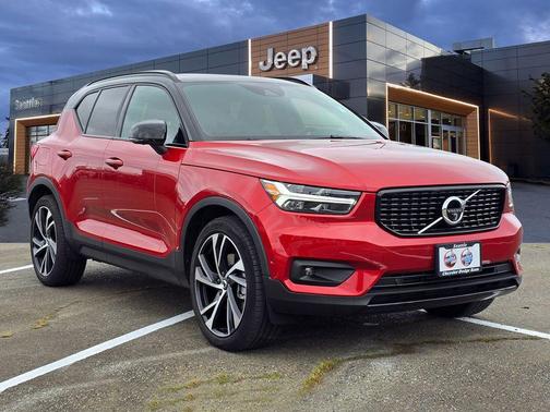 Fusion Red Metallic 2022 Volvo XC40 T5 R-Design
