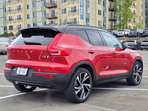 Fusion Red Metallic 2022 Volvo XC40 T5 R-Design