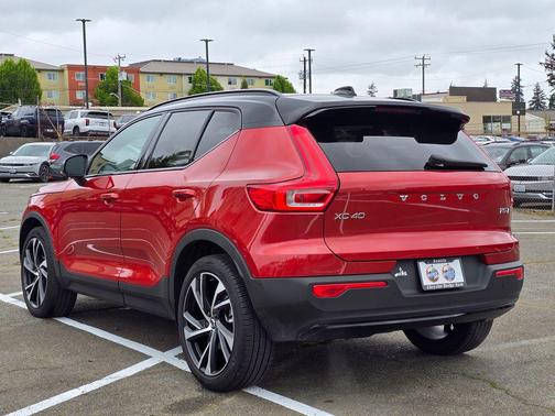 Fusion Red Metallic 2022 Volvo XC40 T5 R-Design