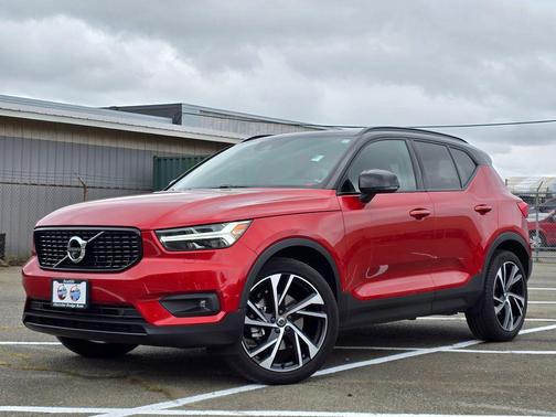 Fusion Red Metallic 2022 Volvo XC40 T5 R-Design