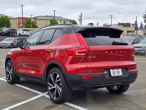 Fusion Red Metallic 2022 Volvo XC40 T5 R-Design
