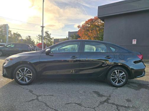 Aurora Black 2022 Kia Forte LXS