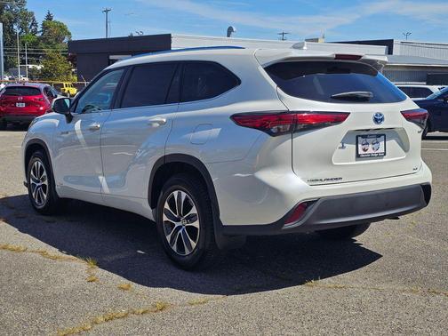 Blizzard Pearl 2020 Toyota Highlander Hybrid XLE