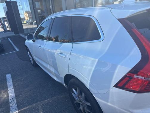 Crystal White Metallic 2020 Volvo XC60 T5 Momentum