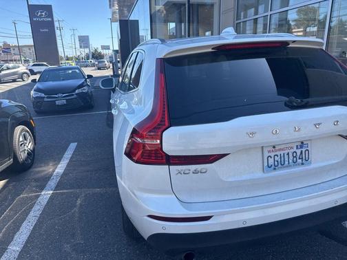 Crystal White Metallic 2020 Volvo XC60 T5 Momentum