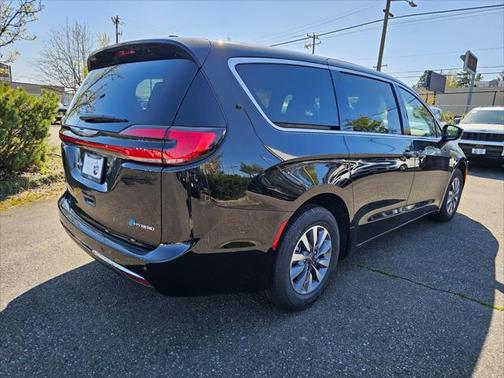 2025 Chrysler Pacifica Hybrid Select