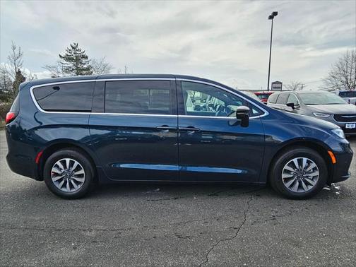 2025 Chrysler Pacifica Hybrid Select