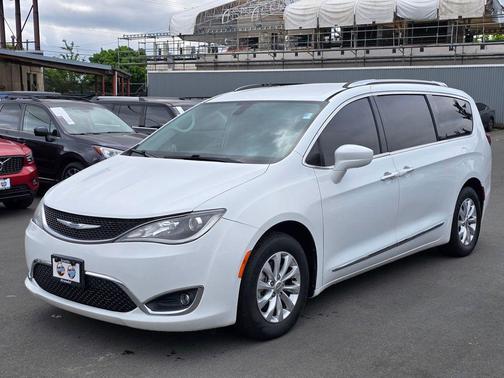 Bright White Clearcoat 2020 Chrysler Pacifica Touring L