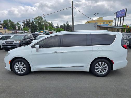 Bright White Clearcoat 2020 Chrysler Pacifica Touring L