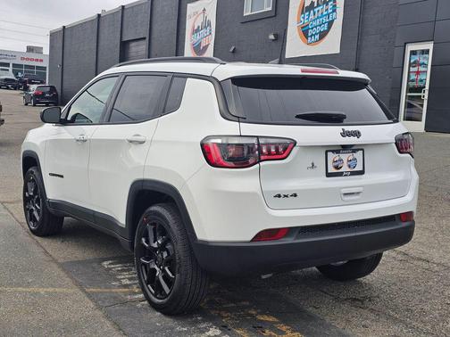 Bright White Clearcoat 2026 Jeep Compass Latitude