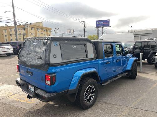 Hydro Blue Pearlcoat 2023 Jeep Gladiator Willys 4x4