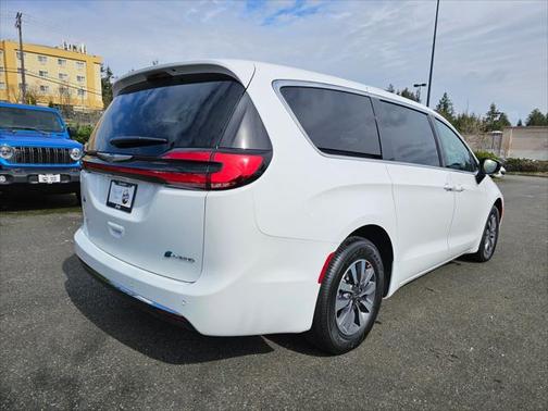 2025 Chrysler Pacifica Hybrid Select