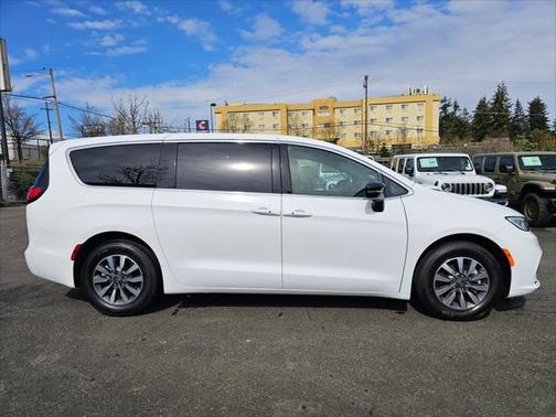 2025 Chrysler Pacifica Hybrid Select