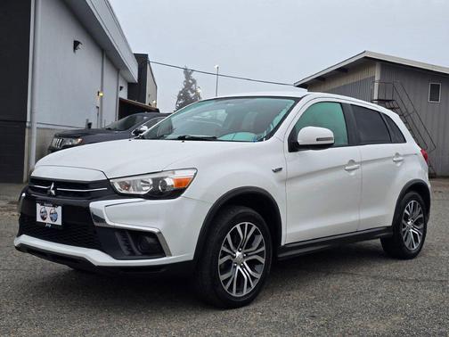 Diamond White Pearl 2018 Mitsubishi Outlander Sport 2.0 ES