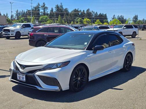 Wind Chill Pearl/Midnight Black Metallic 2022 Toyota Camry XSE
