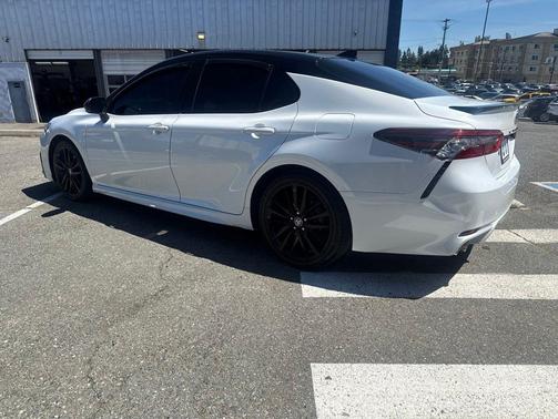 Wind Chill Pearl/Midnight Black Metallic 2022 Toyota Camry XSE
