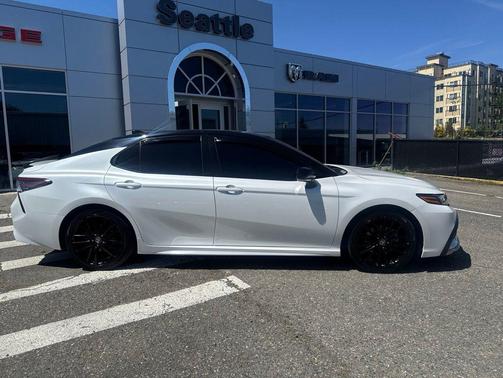 Wind Chill Pearl/Midnight Black Metallic 2022 Toyota Camry XSE