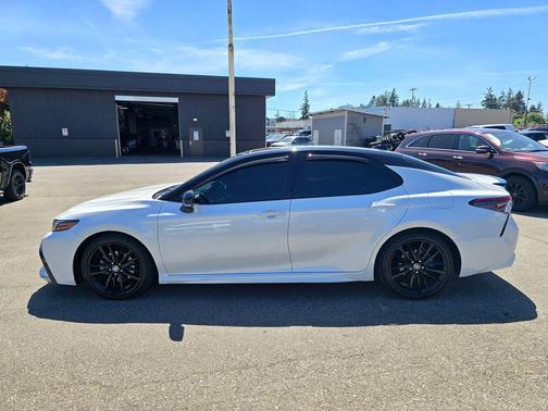 Wind Chill Pearl/Midnight Black Metallic 2022 Toyota Camry XSE