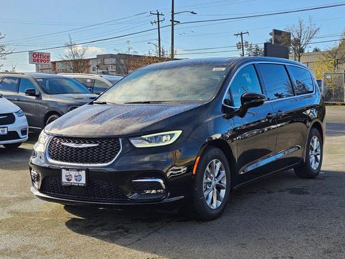 Diamond Black Crystal Pearlcoat 2026 Chrysler Pacifica Limited